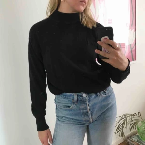  - Stickad polo från Brandy Melville som passar svensk sommar då den är varm men ändå ganska tunn :)) Köpare står för frakt 