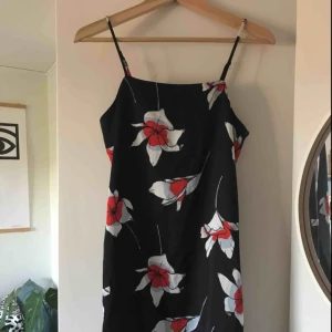  - Superfin klänning från monki, passar perfekt till sommaren! Väldigt fin passform och väldigt skön. Är tyvärr för liten för mig.