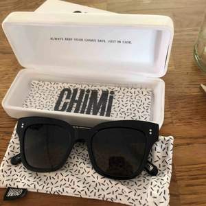 Säljer ett par helt nya Chimi solglasögon i modellen 005, säljer dem pga att de inte passar på nig :(  ny pris var ca 999kr :) Finns i Falun men kan skickas mot fraktkostnad 