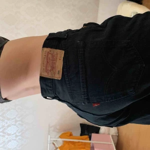  - Vintage Levis 501 jeans, waist 33. Säljer då de är förstora för mig men DEM ÄR SÅ SNYGGA😍😥(de har en slitning precis under höger skinka oxå🤤) frakten ligger på ca 55 kr skulle jag tro men kan även mötas upp i centrala uppsala❤️❤️