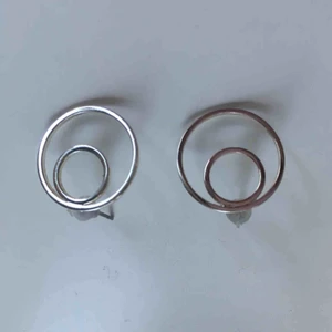  - Snö of Sweden örhängen i silver 🦋 (ca 1cm stora) 