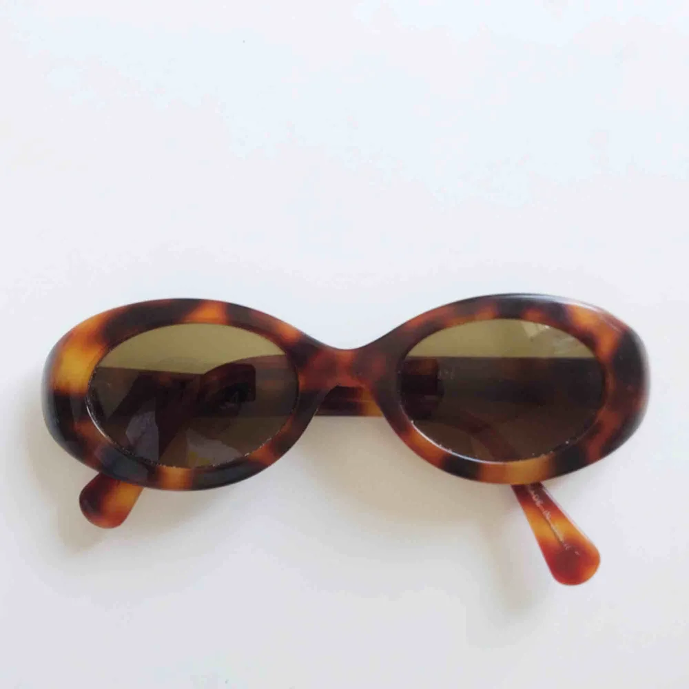 Solglasögon från lyxiga japanska märket Eyevan.. Accessoarer.