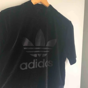  - Svart Adidas sammet tröja. Köpt på Adidas butik i Stockholm. Använd väldigt fåtal gånger