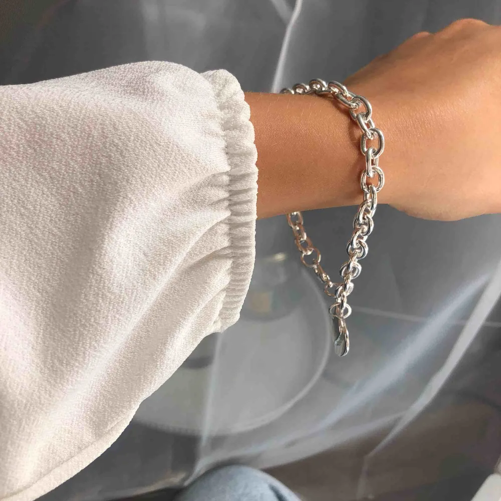 Helt nytt armband i äkta silver, asken/lådan ingår 🌞 Fri frakt! . Accessoarer.