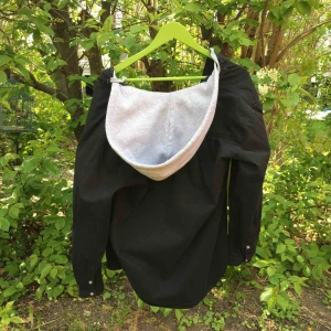  - Stor skön hoodie med ficka fram från Beyond Retro. Bra sommarjacka. Fint skick.   Försökt men lite svårt att få det svarta tyget helt dammfritt så ni vet den ”skavanken”.