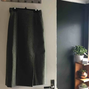  - Superfin Lottakåren kjol! Gråter blod pga den är för liten för mig. Varm och skön på vintern, då den är gjord i ull. Storleksmärkt 38, men skulle säga 36 eller liten 38. Kan skicka mått om det önskas. Mer grå i verkligheten. Frakter eller möts upp🌞