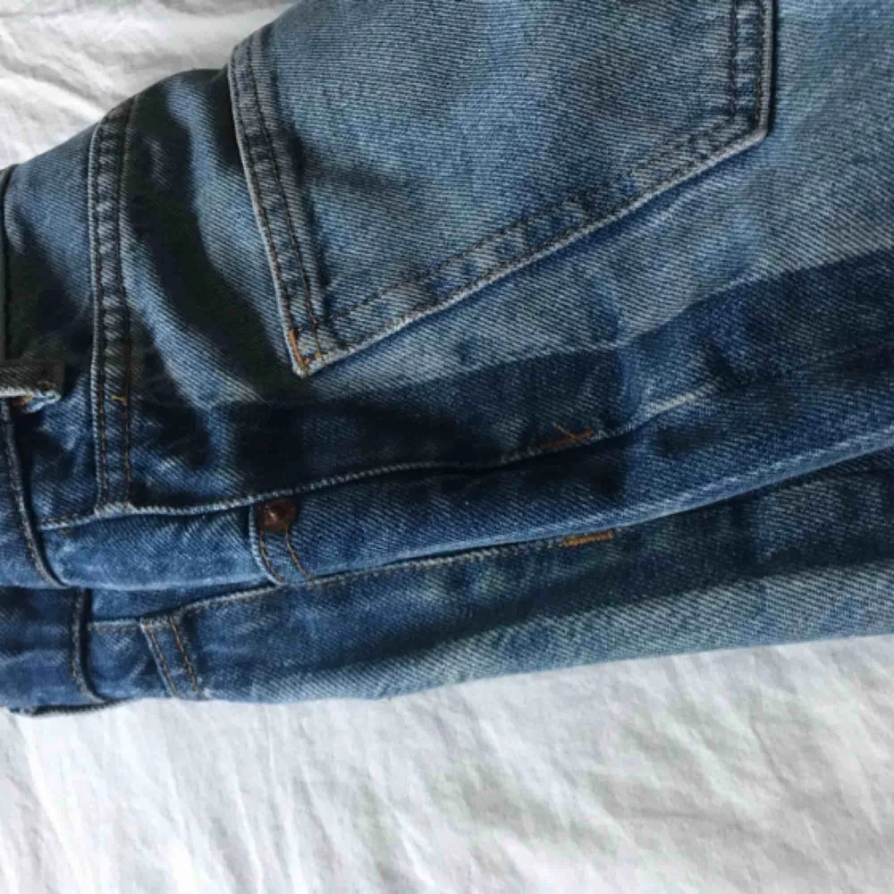 Fina jeans från Monki i modellen Taiki. Mörkare blå färgrand längs sidan. Hyfsat välanvända men fortfarande i väl skick. Frakt tillkommer. Jeans & Byxor.