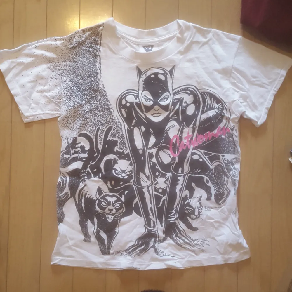 Catwoman T-shirt i 100% bomull.  Fram och baksida.  Passar en XS-S. T-shirts.