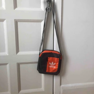  - En helt oanvänd funktionell axelremsväska med smarta fack.