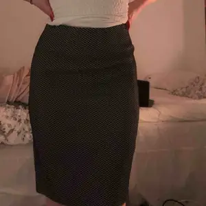 Armani kjol som är en M men kan passa en liten större S Säljer pga använder den aldrig längre
