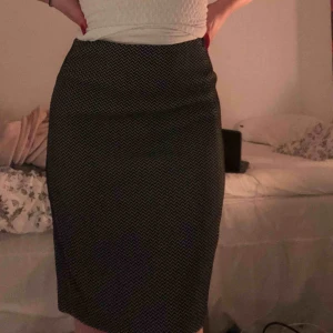  - Armani kjol som är en M men kan passa en liten större S Säljer pga använder den aldrig längre