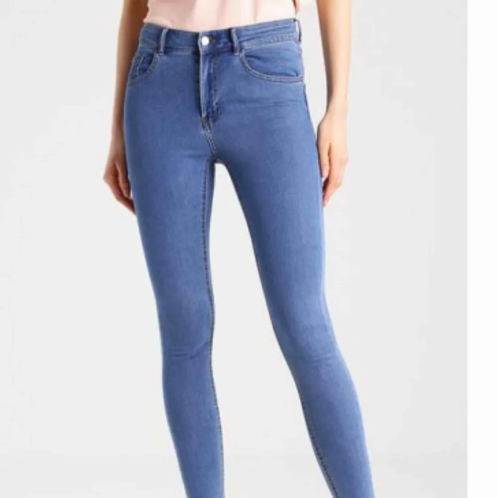 Knappt använda jeans från Bikbok (Alexia). Jeans & Byxor.