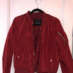  - Super snygg röd bomberjacka i storlek S. Använd en gång men ser ut som ny.  Kan mötas upp i Simrishamn, annars står köparen för frakten😊