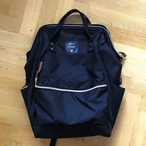  - Svart ryggsäck från Anello som köptes för en månad sen, endast använd två gånger. Laptopfack + många fler 🖤 Sista bilden visar ryggsäcken på Zalandos hemsida, unisex så den passar både killar och tjejer! Nypris: 579 kr  Möts gärna upp  i Göteborg!