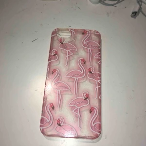  - Telefonsladden till iPhone 5/5se/5s  Aldrig använts förut Köpt på italiensk affär från Italien  Affären finns inte i Sverige 