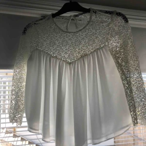  - Vit Jättefin blus med spets, nästan aldrig använd!