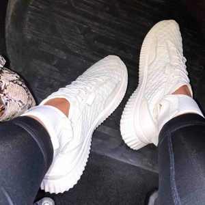  - Bra skick. Knappt använda. Nypriset när jag köpte var ca 1500kr. Puma fenty sneakers.