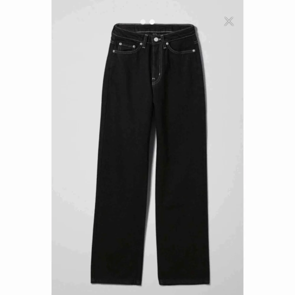 Svarta weekday jeans i modellen Row. Bra skick! Möts upp i Stockholm ✨ De är ej lika svarta som vid nyköp då det gått bort lite under tvätten... Jeans & Byxor.