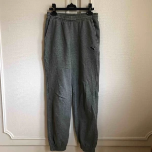  - Ett par äkta Puma mjukisbyxor 💫 Frakt ingår i priset men kan även mötas upp i Arvika/Karlstad 🌈 betalning sker via Swish eller kontant!