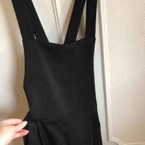  - Ett par svarta hängselbyxor i mjukt material ☺️ byxdelen är som ett par kostymbyxor och det finns tre hål att justera axelbanden. Passar 160-165cm 💫 Frakt ingår i priset men kan även mötas upp i Arvika/Karlstad 🌈 betalning sker via Swish eller kontant!