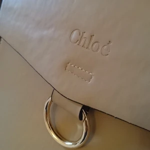  - Jättefin "Chloé" väska i sand färg. Superbra kvalité. Flera fack och väldigt bra förvaring. Skriv om du vill ha fler bilder på insidan mm. Pris kan diskuteras frakt 63kr