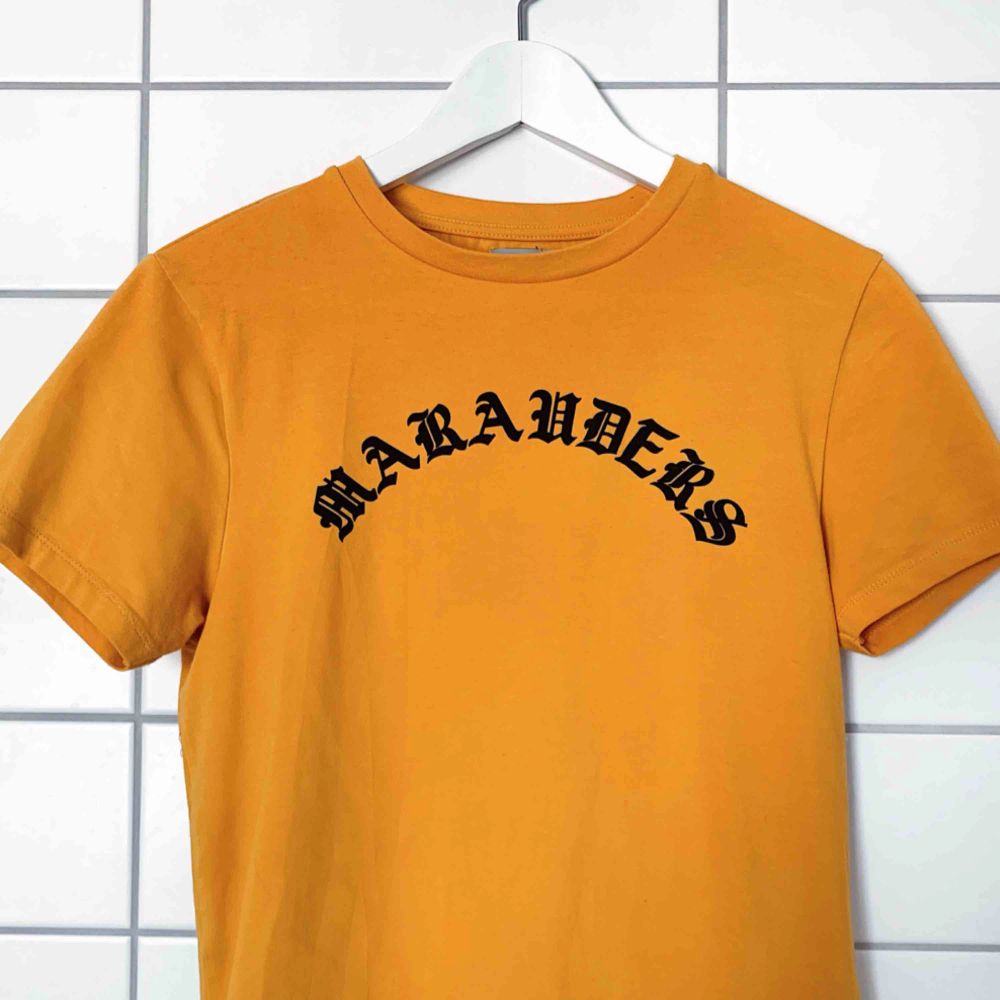 Superfin senapsgul t-shirt från asos. Frakt ingår i priset💥. T-shirts.