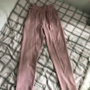  - Finare byxa från DM retro. Säljes då jag inte längre använder plagget. Använt ytterst få gånger. Kan mötas upp i Karlstad och fraktas inrikes (frakt ingår ej, fraktas i vadderade kuvert) 