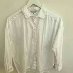  - Oanvänd skjorta. Lite större i modellen. 