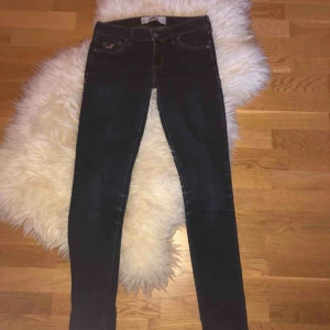  - Säljer ett par Hollister jeans. Dom är mörkblåa och helt i nyskick. Använda en gång. Sjukt sköna och låg midjade. 