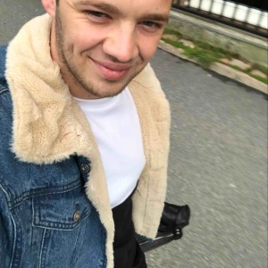  - Jag köpte den föra året Ser ut jätte nice med svarta byxor 🤘🏻