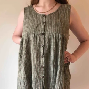  - Olivfärgad randig tunika med knappar fram • så fin med ett par utsvängda byxor • i storlek 42/44 men passar även 36/38/40 för en mer oversized fit ☁️Frakt tillkommer☁️