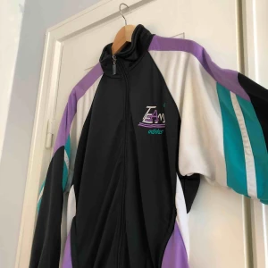  - En tracktop från Adidas. Storlek ca 36-38/medium, damstorlek. Skick: 5.5/10. Levereras nytvättade. Finnes på Södermalm, Stockholm. Kan postas men då står Du för frakten, (79kr). Mvh Marija & Nugget