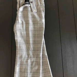  - Rutig kostymbyxa med lägre midja! Jättebra skick!