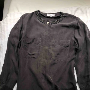  - Fin skjorta med detaljer från second hand. Mocca-aktigt material