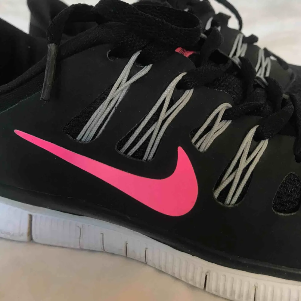 Ett par fräscha Nike Free Run 5.0 i storlek 37,5🖤💗 Använda ca 3 ggr yta och några gånger inne. Säljer dessa snygga skor då dom är lite små för mig💛. Skor.