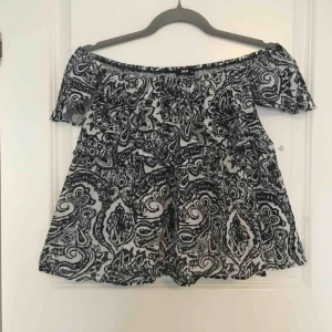  - Fin tröja från BikBok. Går att ha både som en vanlig t-shirt eller som off-shoulder tröja. En volang går från armarna och runt hela tröjan.  Betalning sker via swish☀️