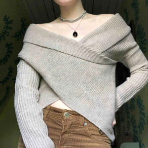  - En asbekväm stickad off-shoulder tröja. Lite mer puderrosa i verkligheten.  Möts upp i Göteborg, annars står köparen för frakten xoxo