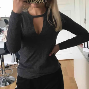  - Tröja ifrån bil bok med öppning vid brösten. Köpt för ett tag sen men bara använd några få gånger och är fortfarande i fint skick. Kan mötas upp i Örebro eller frakta. Frakt ingår ej i priset. 