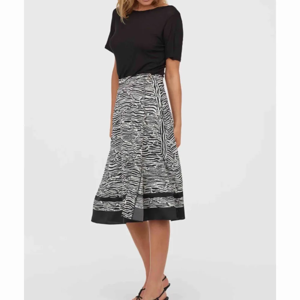 HELT NY kjol från H&M. Oanvänd. Frakt inkluderat i pris!. Kjolar.