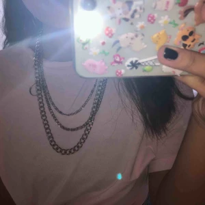  - ett tre-parigt kedjeset köpt på SHEIN i julas. fungerar jättebra som halsband eller byxkedja som den då är till för. skulle säga att den är silvrig med lite koppartouches.