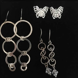  - Silvriga örhängen 15kr/styck eller alla för 40kr (frakt tillkommer) 