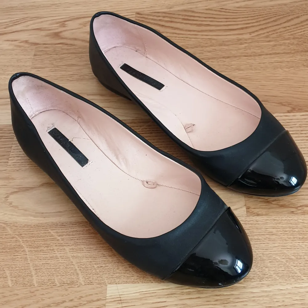 Barely used ballerinas from Zara, their trafaluc collection. Quite elegant and cute, but as it turns out my feet are too wide for them. 😋. Skor.