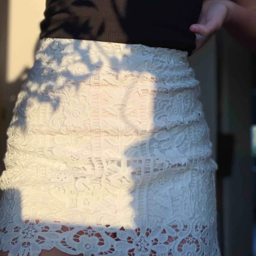 Spets kjol i från Gina i strl 34 men passar lika bra en 36 för det har jag, köparen står för frakt men priset kan verkligen diskuteras. Skriv för mer bilder och en perfekt kjol nu för sommaren . Kjolar.