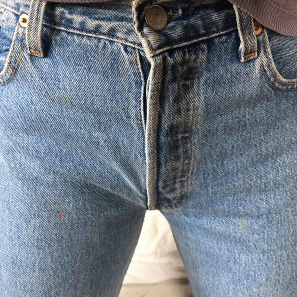 Retor Levis jeans modell 501,storleken är lite utsuddad men tror det står 24 eller 25 i midjan (vilket är storleken jag på bilden brukar ha) och 30 i längd. Jeansen har två små fläckar som syns på sista bilden. (Unisex). Jeans & Byxor.