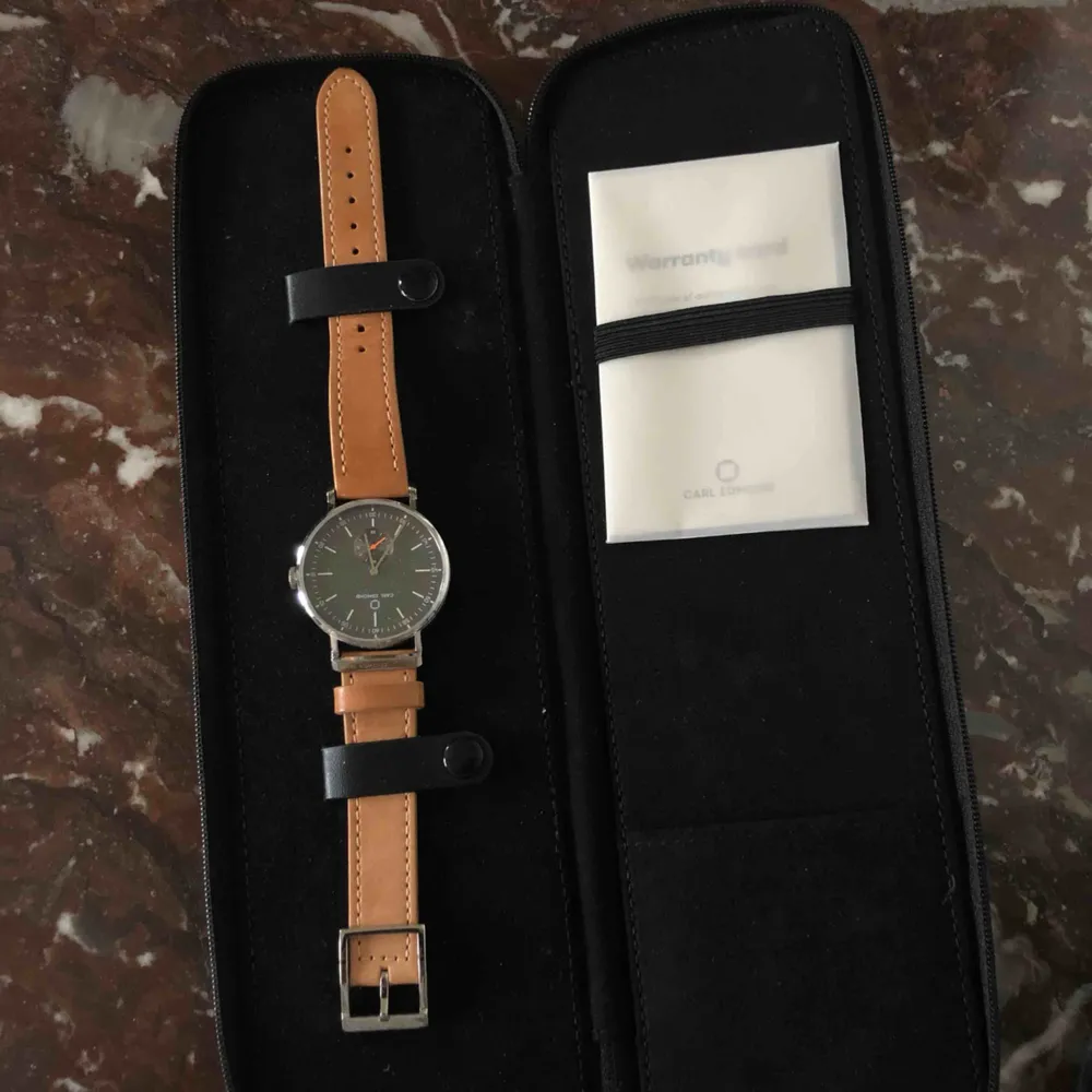 Köpte en klocka från Carl Edmond för cirka ett år sedan! Klockan är använd ca 3 gånger, alltså princip nyskick. Betalade ca 1900kr för den så 200 är ett toppenpris! Kan tänka mig att gå ner i pris vid snabb affär❤️. Accessoarer.