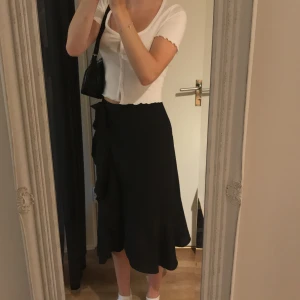 Gina Kjol - Säljer denna fina omlottkjolen ifrån Gina! Storlek 32 men passar mig superbra som vanligtvis är en 34 i midjan och är ca 170cm lång. Kan mötas upp i sthlm eller frakta!🥰💕