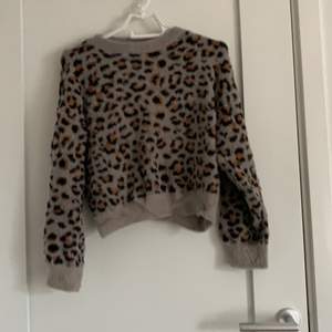 En jättefin leopard tröja ifrån MANGO, den är i strl. S och kostade i nypris 500kr, mitt pris 100kr