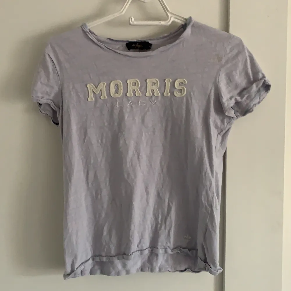 En väldigt fin Morris t-Shirt i en blå/lila färg, den är i strl. XS och är inköpt för 600kr, mitt pris 100kr!!!. Toppar.
