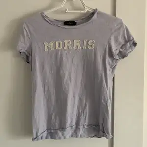 En väldigt fin Morris t-Shirt i en blå/lila färg, den är i strl. XS och är inköpt för 600kr, mitt pris 100kr!!!