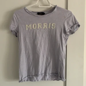 Morris t-shirt - En väldigt fin Morris t-Shirt i en blå/lila färg, den är i strl. XS och är inköpt för 600kr, mitt pris 100kr!!!